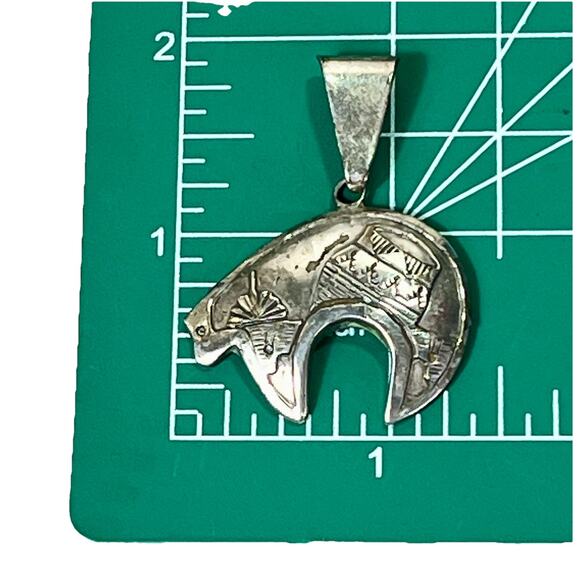 Vintage Native American Sterling Silver STORYTELLER Handmade BEAR FETISH Pendant - Picture 9 of 10